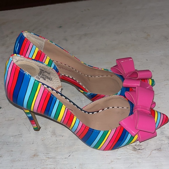 Betsey Johnson Relay Rainbow Striped Pink Bow Stiletto Pumps Heels | size 6 - Picture 4 of 6